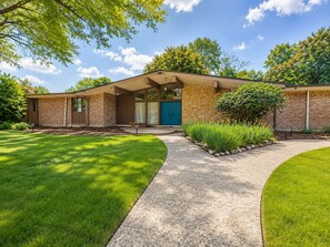 Exterior - Spacious 4BR Mid-Century Modern Retreat in Dayton with Play room and Patio (Dayton)