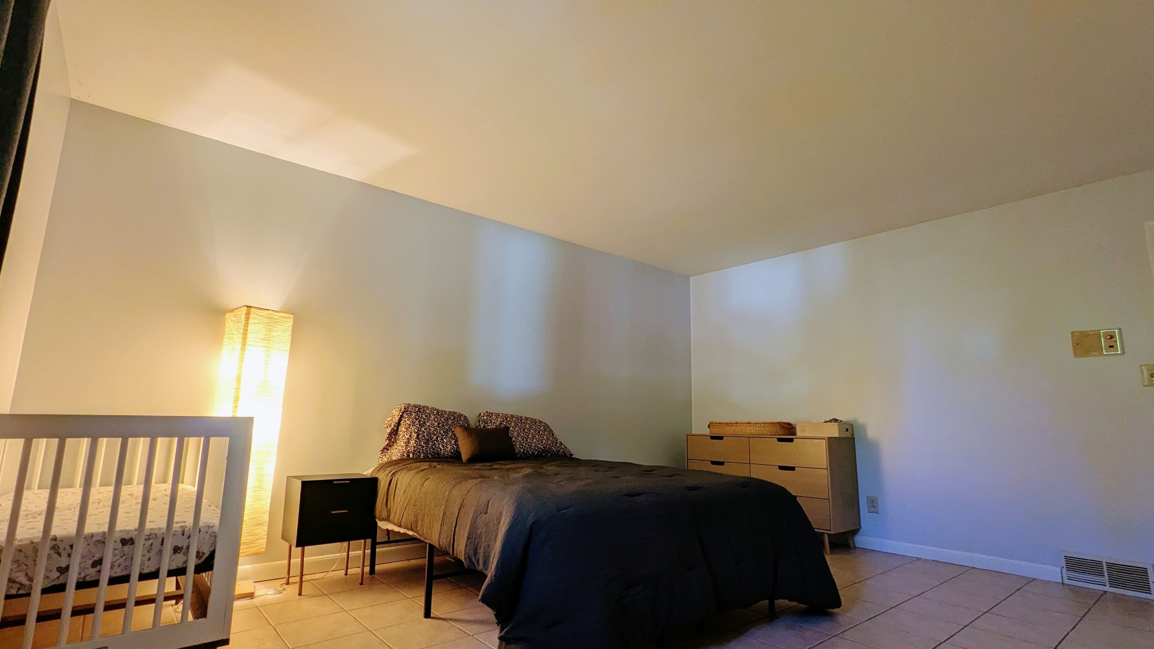 4 bedrooms, desk, iron/ironing board, travel crib