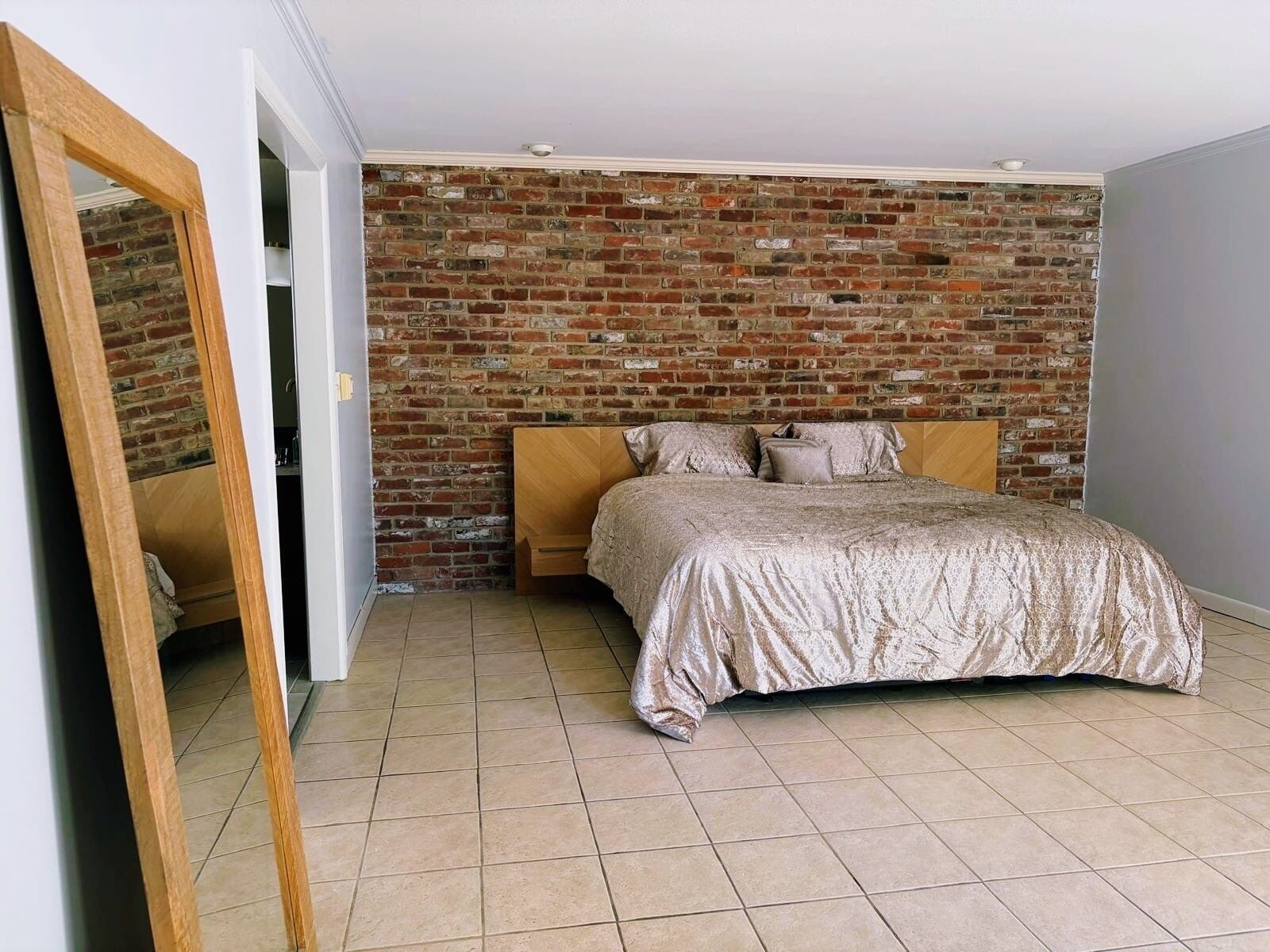 4 habitaciones, escritorio y tabla de planchar con plancha 