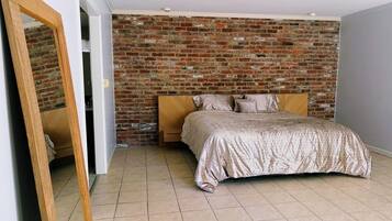 4 habitaciones, escritorio y tabla de planchar con plancha