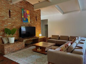 Televisión, chimenea