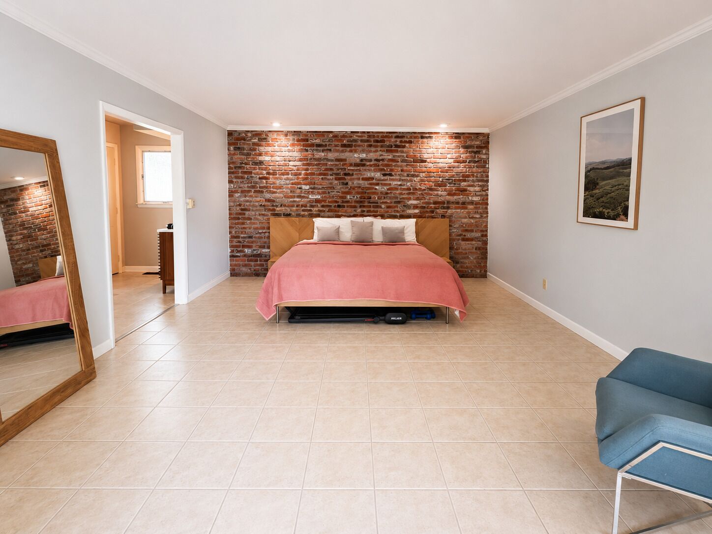 4 slaapkamers, een bureau, een strijkplank/strijkijzer, reisbedje