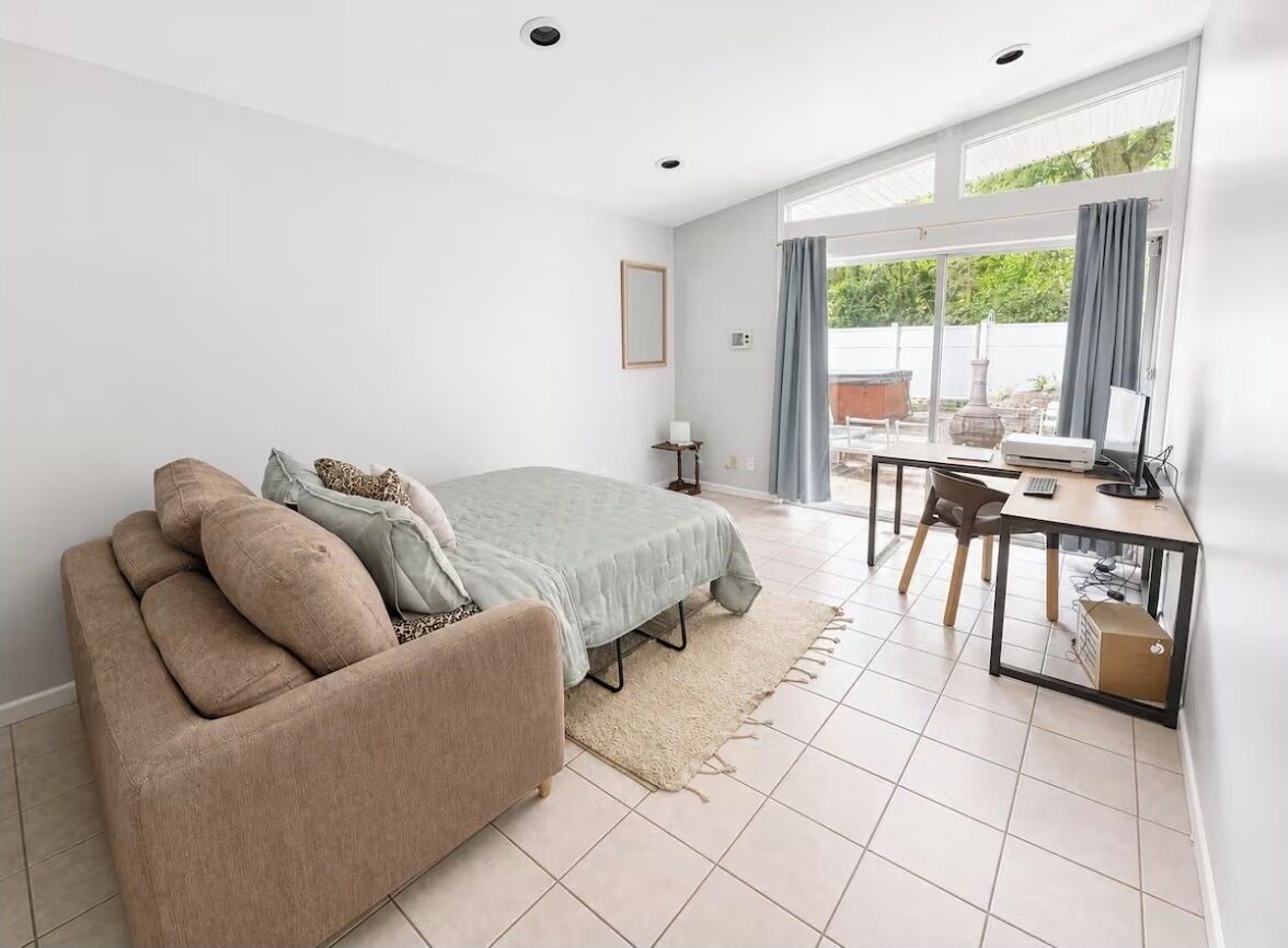 4 bedrooms, desk, iron/ironing board, travel crib