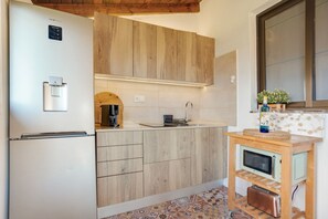 Fridge, microwave, stovetop, coffee/tea maker