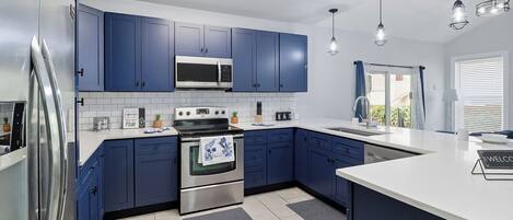 Microondas, horno, placa de cocina, lavavajillas