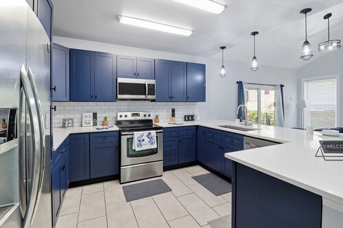 Amazing home with Pool, Jacuzzi, Fire Pit, near Airport, Sea World & River Walk