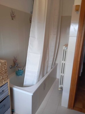 Een haardroger, een bidet, handdoeken, zeep