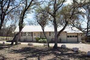 Exterior - Cozy Cabin Retreat - 1BR Cabin w Nature  (Ingram)