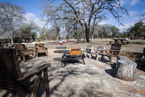 Outdoor dining - Cozy Cabin Retreat - 1BR Cabin w Nature  (Ingram)