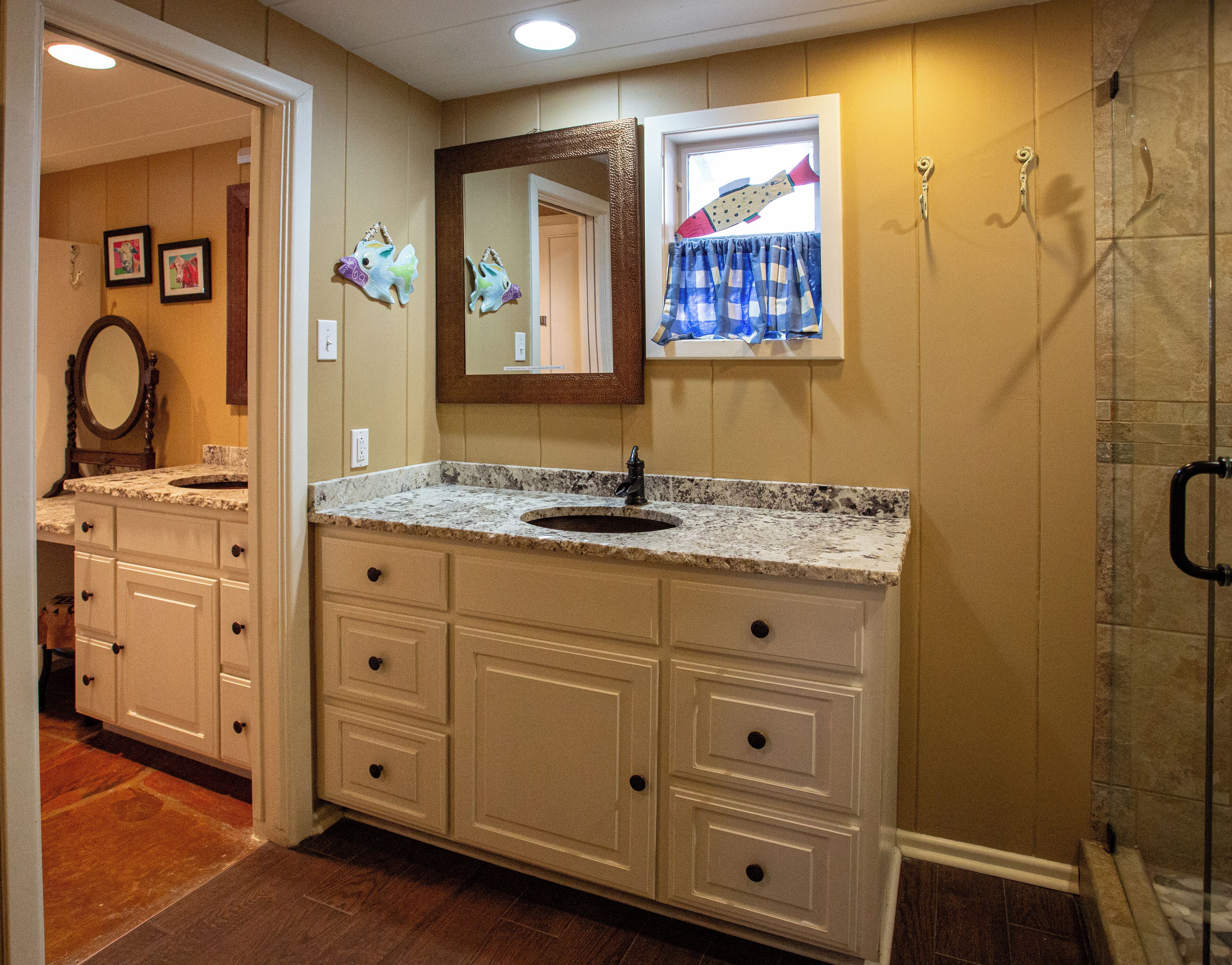 Cabin, 1 Bedroom, Non Smoking, Kitchenette | Bathroom | Shower, hair dryer, towels, shampoo