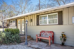 Exterior - Cozy Cabin Retreat - 1BR Cabin w Nature  (Ingram)