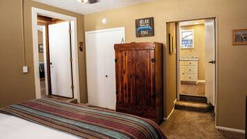 Cabin, 1 Bedroom, Non Smoking, Kitchenette | Individually decorated, individually furnished, iron/ironing board