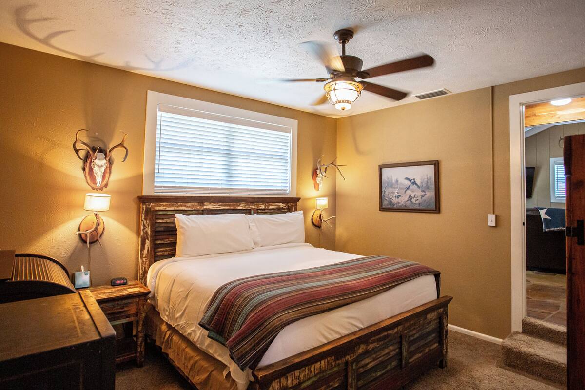 Cabin, 1 Bedroom, Non Smoking, Kitchenette | Individually decorated, individually furnished, iron/ironing board