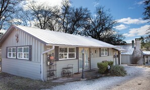Exterior - Cozy Cabin Retreat - 1BR Cabin w Nature  (Ingram)
