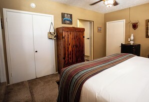 Cabin, 1 Bedroom, Non Smoking, Kitchenette | Individually decorated, individually furnished, iron/ironing board - Cozy Cabin Retreat - 1BR Cabin w Nature  (Ingram)