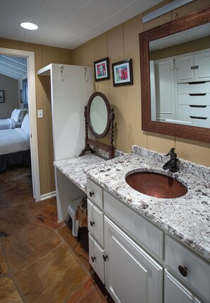 Cabaña, 1 habitación, para no fumadores, cocineta | Baño | Regadera, secadora de cabello, toallas, shampoo 