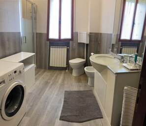 Douche, sèche-cheveux, bidet, serviettes fournies