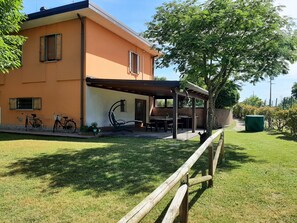 Outdoor dining - Casa Giorgia welcomes you to the greenery of the Delta with its relaxing quietness (Rosolina)