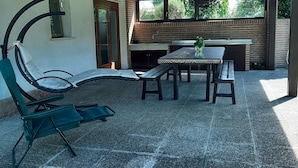 Outdoor dining - Casa Giorgia welcomes you to the greenery of the Delta with its relaxing quietness (Rosolina)
