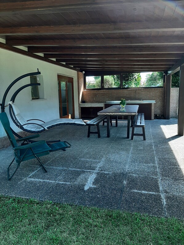 Outdoor dining - Casa Giorgia welcomes you to the greenery of the Delta with its relaxing quietness (Rosolina)