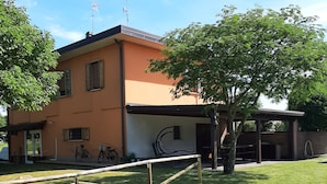Property grounds - Casa Giorgia welcomes you to the greenery of the Delta with its relaxing quietness (Rosolina)