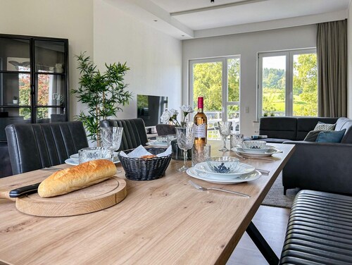 Moderne Ferienwohnung mit Balkon in Zuschen