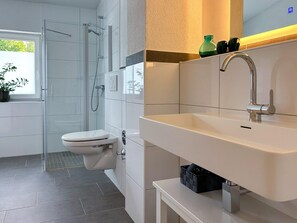 Apartment | Bathroom - Moderne Ferienwohnung mit Balkon in Zuschen (Winterberg)