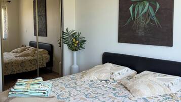 2 habitaciones, tabla de planchar con plancha y cuna de viaje