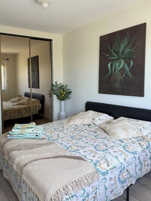 2 bedrooms, iron/ironing board, travel cot, free WiFi