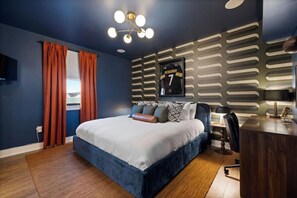 4 bedrooms, iron/ironing board, internet, bed sheets