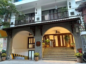 Vista frontal de la propiedad