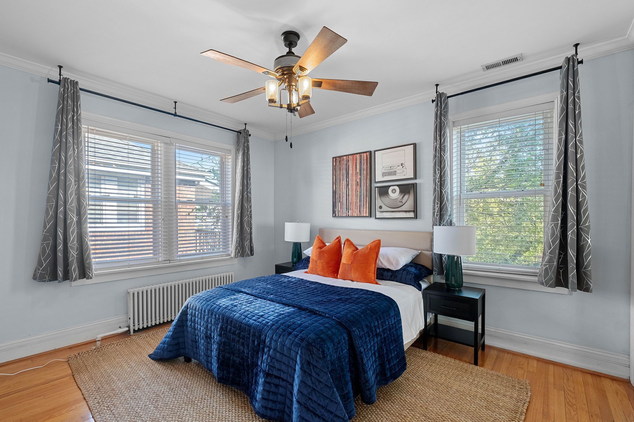 4 bedrooms, iron/ironing board, WiFi, bed sheets