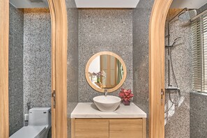 Dusche, Haartrockner, Handtücher, Seife