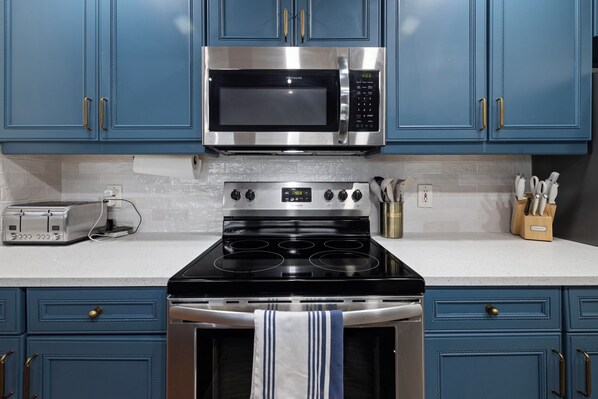 Fridge, microwave, oven, stovetop - 3-bedroom, Newly Renovated with Beach and Intercoastal Views! (Indian Shores)