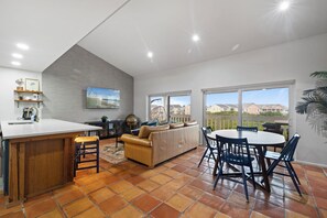 Smart TV, futbolito y libros 