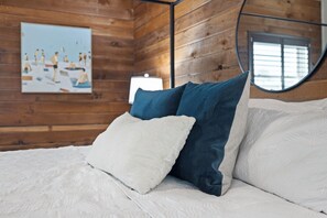 3 bedrooms, travel cot, free WiFi, bed sheets - 3-bedroom, Newly Renovated with Beach and Intercoastal Views! (Indian Shores)