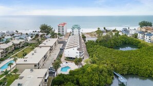 Un hôtel situé sur la côte, doté d’une piscine, offrant une vue sur l’océan et donnant accès à une zone de mangroves.