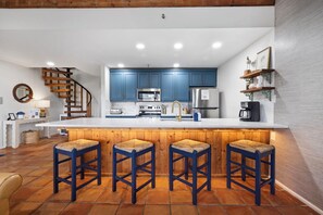 Fridge, microwave, oven, stovetop - 3-bedroom, Newly Renovated with Beach and Intercoastal Views! (Indian Shores)