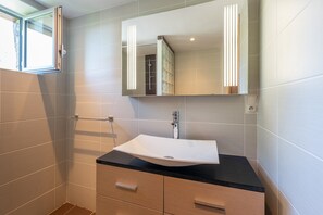 Suihku, hiustenkuivaaja