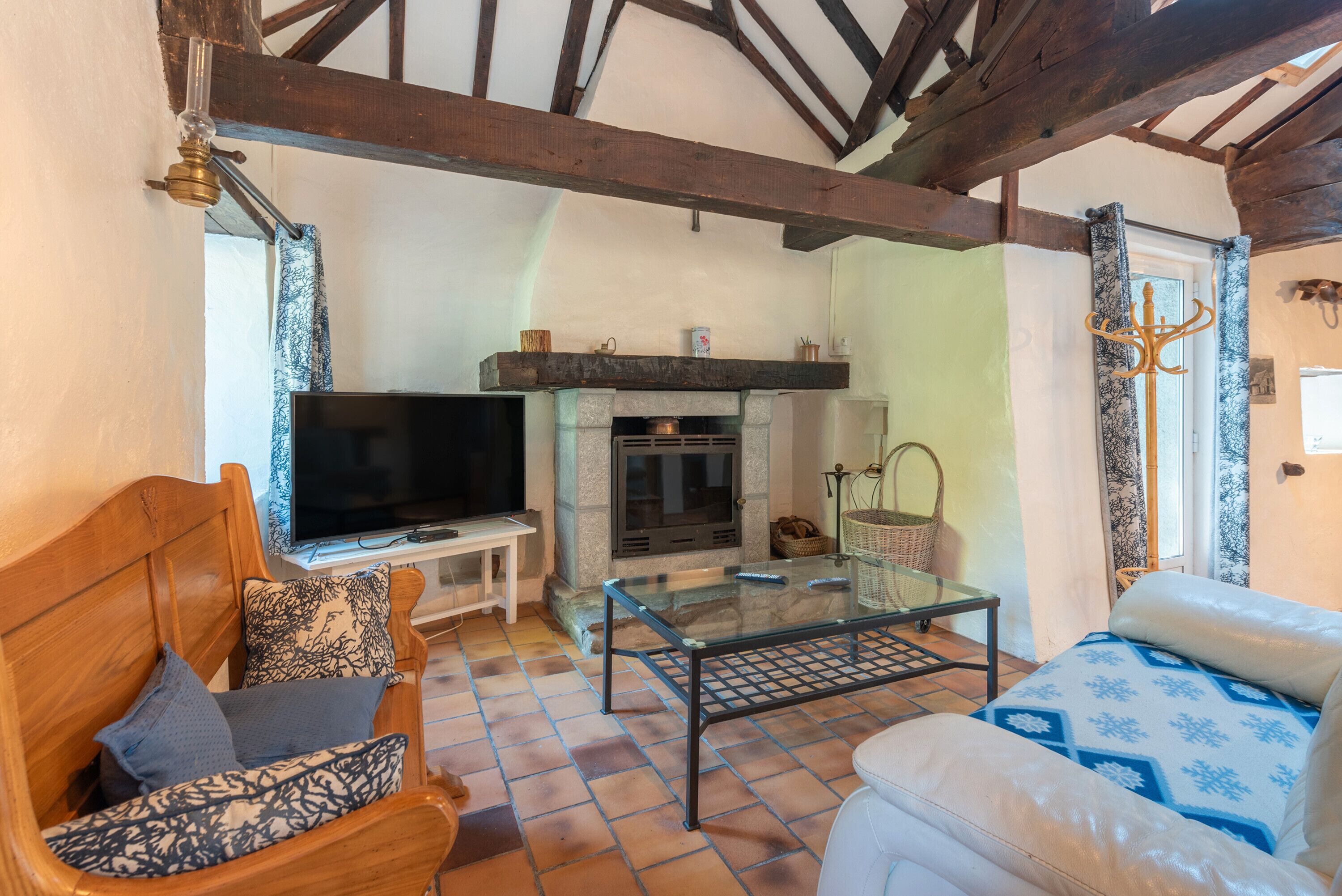 Televisión y chimenea 