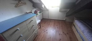 4 bedrooms, iron/ironing board