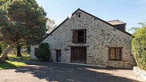 A stone building with a wooden door, a window, and a small window above the door. - Cottage in a Charming Shepherd’s House, Vast Private Land in the Heart of the Pyrenees (CASTET)