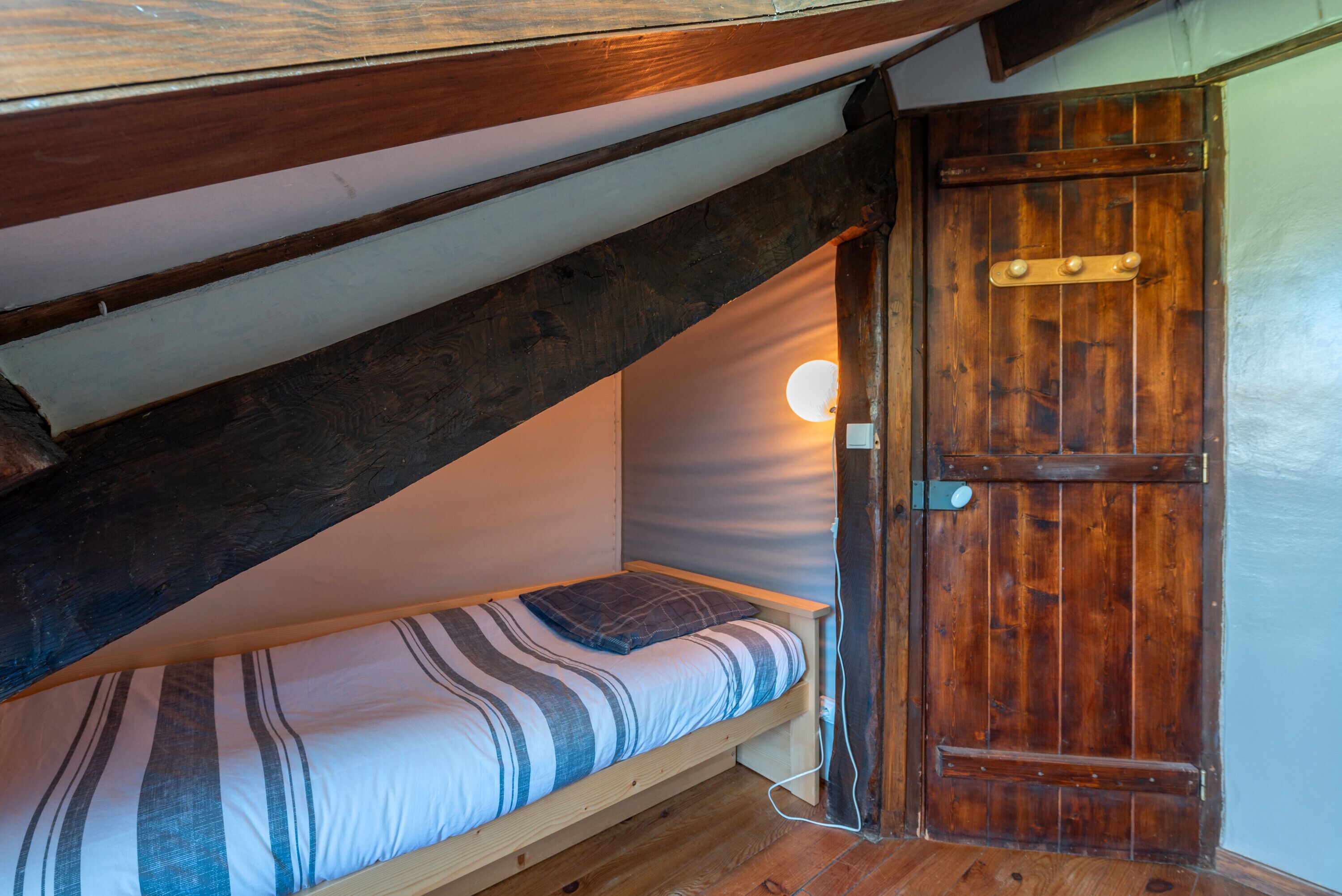 4 habitaciones y tabla de planchar con plancha 