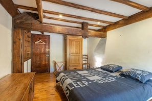 4 habitaciones y tabla de planchar con plancha