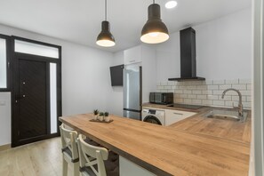 Microwave, coffee/tea maker, electric kettle, toaster