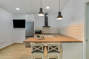 Microwave, coffee/tea maker, electric kettle, toaster