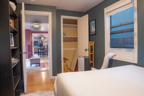 3 bedrooms, internet, bed sheets