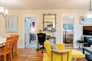 Living area - Chic Greenlake Gem! Walk Score 91~Close 2 Eateries (Seattle)