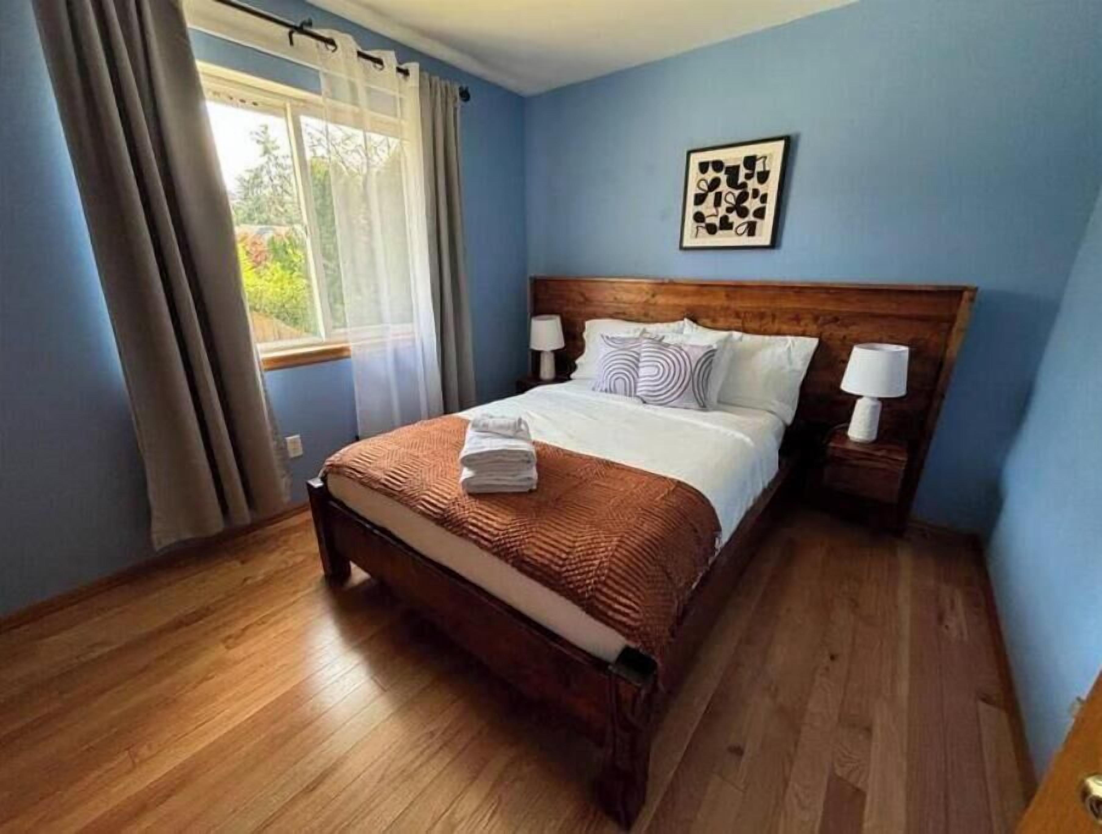 3 bedrooms, desk, WiFi, bed sheets