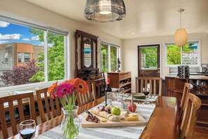 Dining - QAnne Hideaway•PrivateDeck•Jacuzzi Tub•CA King•BBQ (Seattle)